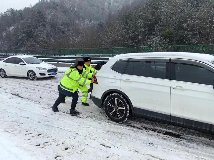 （新春走基层）凡人善举温暖回乡路：“都是小事”